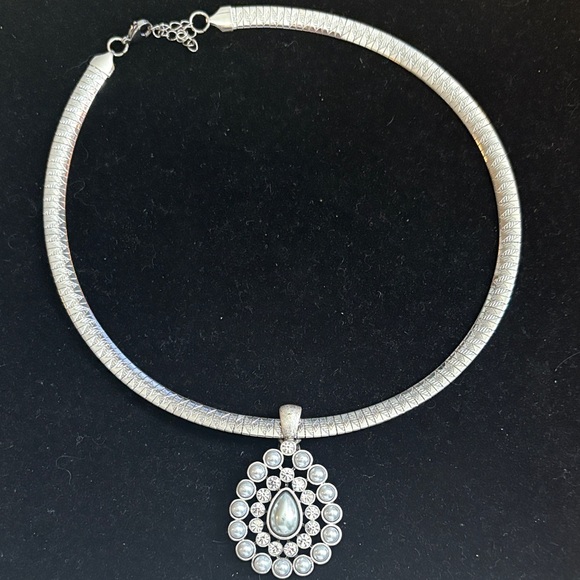 Elegant Silver Necklace with Pendant - Picture 2 of 8